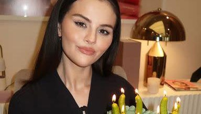 Selena Gomez pamerkan kue acar timun di hari ulang tahun