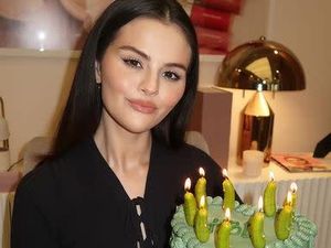 Selena Gomez Ulang Tahun ke-33, Pamer Kue Unik Topping Acar Timun