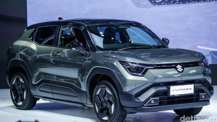 Suzuki memastikan bakal menjual mobil listrik pertamanya di Indonesia awal tahun depan. Mobil listrik itu adalah Suzuki e Vitara. Sebelum resmi dijual di Indonesia, Suzuki membawa e Vitara ke pameran otomotif Gaikindo Indonesia Internasional Auto Show (GIIAS) 2025 di Indonesia Convention Exhibition (ICE) BSD, Tangerang, Rabu (23/7/2025).