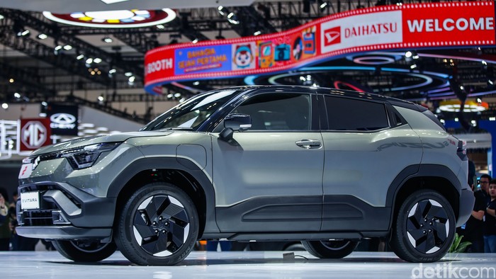 Suzuki memastikan bakal menjual mobil listrik pertamanya di Indonesia awal tahun depan. Mobil listrik itu adalah Suzuki e Vitara. Sebelum resmi dijual di Indonesia, Suzuki membawa e Vitara ke pameran otomotif Gaikindo Indonesia Internasional Auto Show (GIIAS) 2025 di Indonesia Convention Exhibition (ICE) BSD, Tangerang, Rabu (23/7/2025).