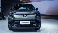 Tampak depan Suzuki e Vitara. Hari ini, kami membawanya ke Indonesia. Mari kita sambut, Suzuki e Vitara, sambung Amano.