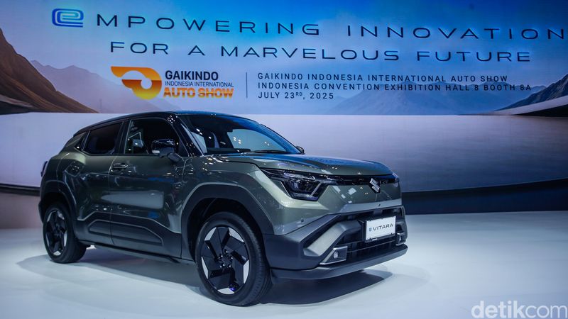 Suzuki memastikan bakal menjual mobil listrik pertamanya di Indonesia awal tahun depan. Mobil listrik itu adalah Suzuki e Vitara. Sebelum resmi dijual di Indonesia, Suzuki membawa e Vitara ke pameran otomotif Gaikindo Indonesia Internasional Auto Show (GIIAS) 2025 di Indonesia Convention Exhibition (ICE) BSD, Tangerang, Rabu (23/7/2025).
