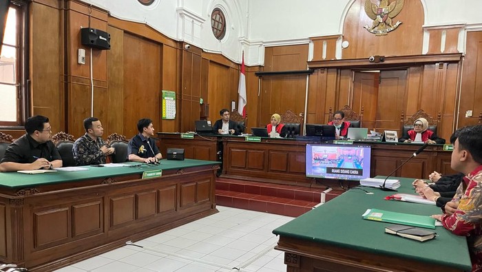 Sidang sengketa Tabloid Nyata di PN Surabaya antara kubu Nany Widjaja dan Jawa Pos