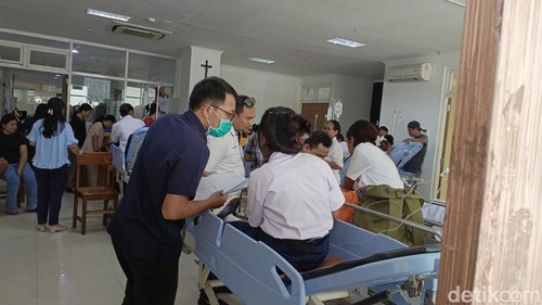 Suasana IGD RSUD SK. Lerik, Kota Kupang, NTT, saat ratusan siswa SMP keracunan MBG, Selasa (22/7/2025). (Simon Selly)