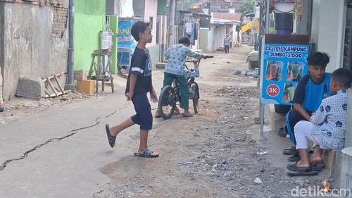 Suasana jalan rusak di Lingkungan Karang Kemong, Cakranegara, Kota Mataram, Rabu (23/7/2025). (Nathea Citra/detikBali)