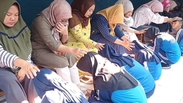 Suasana kegiatan cuci kaki ibu di SDN 3 Gununglipung Tasikmalaya.