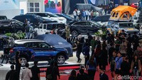 Suasana gelaran Gaikindo Indonesia International Auto Show (GIIAS) 2025 di ICE BSD, Tangerang, Rabu, (23/7/2025). Ini merupakan press day, hari yang dikhususkan bagi pekerja media untuk melakukan liputan pada kendaraan-kendaraan terbaru yang meluncur.