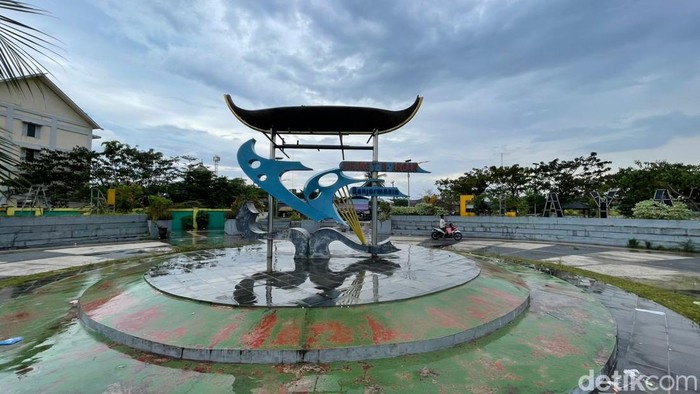 Taman Kelayan kerap disalahgunakan. Banyak anak-anak yang meminum minuman beralkohol hingga mabuk di tempat tersebut.
