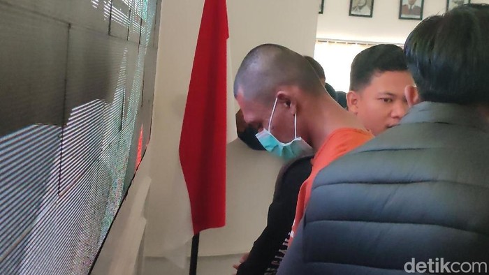 Tampang tersangka pencabulan dan penyebar video persetubuhan dengan pacar di Polres Ciamis.