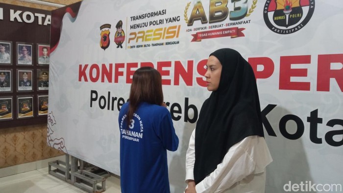 Tersangka penipuan di Cirebon (baju biru).