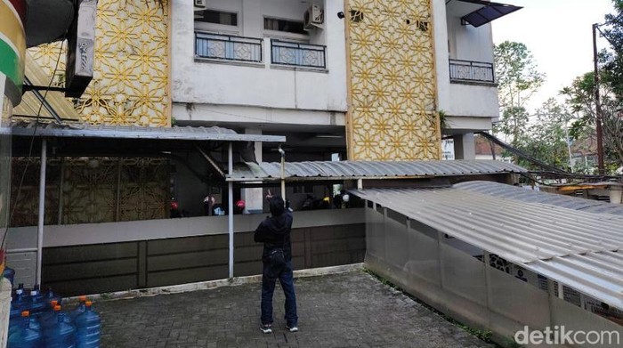 TKP aksi nekat pasien lansia lompat dari lantai tiga di rumah sakit.