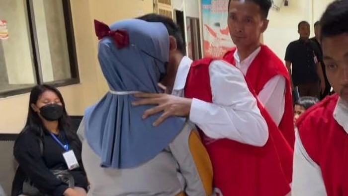 Totok memeluk istrinya setelah sidang di PN Mojokerto