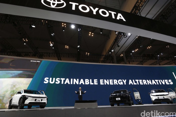 Toyota memanaskan lantai pameran Gaikindo Indonesia International Auto Show (GIIAS) 2025 dengan meluncurkan dua mobil listrik sekaligus. Keduanya berjenis SUV, yaitu Urban Cruiser EV dan Toyota bZ4X produksi lokal, Rabu (23/7/2025).