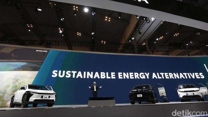 Toyota memanaskan lantai pameran Gaikindo Indonesia International Auto Show (GIIAS) 2025 dengan meluncurkan dua mobil listrik sekaligus. Keduanya berjenis SUV, yaitu Urban Cruiser EV dan Toyota bZ4X produksi lokal, Rabu (23/7/2025).
