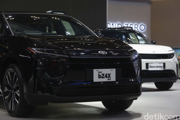Toyota memanaskan lantai pameran Gaikindo Indonesia International Auto Show (GIIAS) 2025 dengan meluncurkan dua mobil listrik sekaligus. Keduanya berjenis SUV, yaitu Urban Cruiser EV dan Toyota bZ4X produksi lokal, Rabu (23/7/2025).