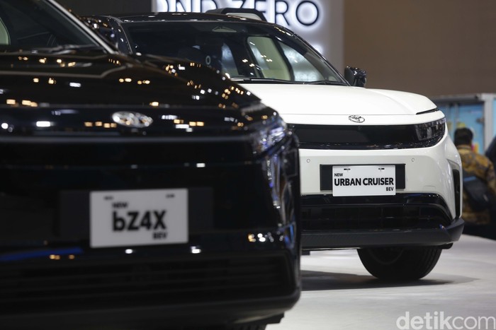 Toyota memanaskan lantai pameran Gaikindo Indonesia International Auto Show (GIIAS) 2025 dengan meluncurkan dua mobil listrik sekaligus. Keduanya berjenis SUV, yaitu Urban Cruiser EV dan Toyota bZ4X produksi lokal, Rabu (23/7/2025).