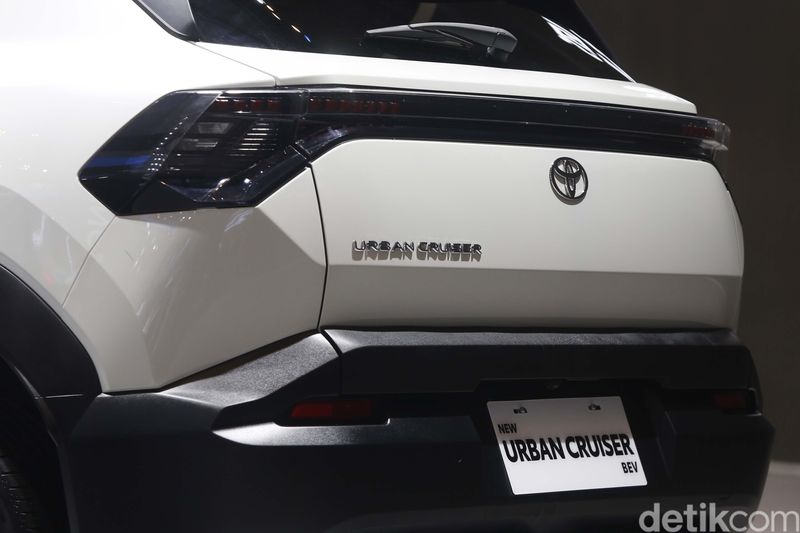 Toyota memanaskan lantai pameran Gaikindo Indonesia International Auto Show (GIIAS) 2025 dengan meluncurkan dua mobil listrik sekaligus. Keduanya berjenis SUV, yaitu Urban Cruiser EV dan Toyota bZ4X produksi lokal, Rabu (23/7/2025).