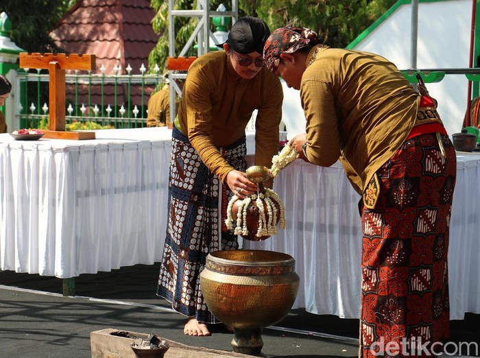 Prosesi siraman pusaka di Kompleks Rumah Dinas Bupati Kulon Progo, Wates, Kulon Progo, Rabu (23/7/2025).
