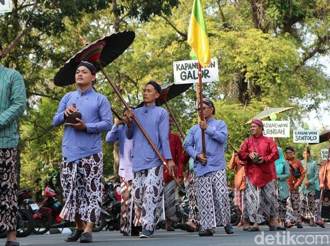 Prosesi siraman pusaka di Kompleks Rumah Dinas Bupati Kulon Progo, Wates, Kulon Progo, Rabu (23/7/2025).