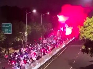 Viral Konvoi Pemotor Bakar Flare-Petasan di Jalan Taman Mini Jaktim