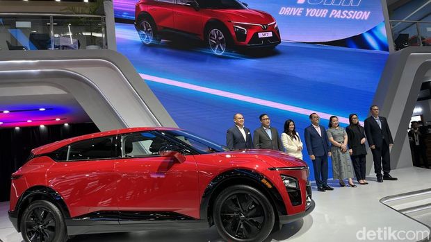 VinFast VF7 melalukan launching untuk pasar Indonesia pada ajang GIIAS 2025
