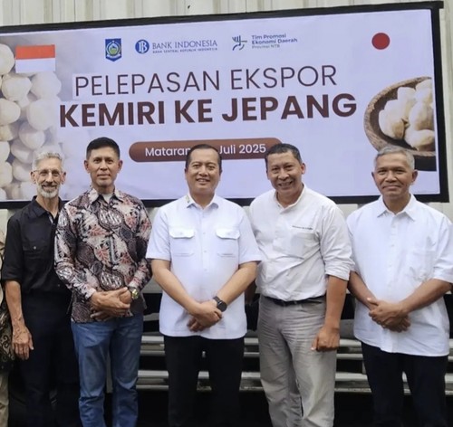 Wakil Bupati Bima, Irfan Zubaidy bersama Gubernur NTB, Muhammad Lalu Iqbal melepas ekspor kemiri 5 ton dari Bima ke Jepang, di Mataram, Rabu, (23/7/2025). (Istimewa)