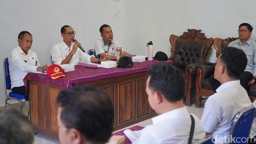 Wakil Bupati Klungkung, Tjokorda Gde Surya Putra tekankan pengelolaan sampah dan dana desa saat monev di Kecamatan Nusa Penida, Rabu (23/7/2025).