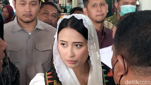 Wakil Menteri Perdagangan (Wamendag), Dyah Roro Esti Widya Putri, memantau harga bahan pokok di Pasar Batu Cermin, Labuan Bajo, Manggarai Barat, NTT, Rabu (23/7/2025). (Foto: Ambrosius Ardin/detikBali)