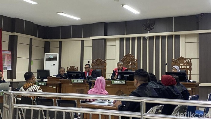 Sidang kasus dugaan korupsi Eks Walkot Semarang, Hevearita Gunaryanti Rahayu dan suaminya, Alwin Basri sebagai saksi di Pengadilan Tipikor Semarang, Kecamatan Semarang Barat, Rabu (23/7/2025).