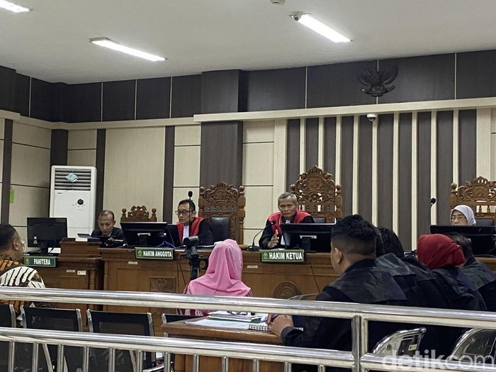 Sidang kasus dugaan korupsi Eks Walkot Semarang, Hevearita Gunaryanti Rahayu dan suaminya, Alwin Basri sebagai saksi di Pengadilan Tipikor Semarang, Kecamatan Semarang Barat, Rabu (23/7/2025).