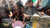 Krisis kemanusiaan di Gaza terlihat nyata dari antrean panjang warga yang mencari makanan untuk bertahan hidup. REUTERS/Mahmoud Issa