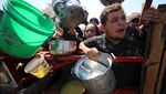 Warga Gaza Antre Makanan di Tengah Krisis Kelaparan