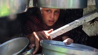 Konflik yang tak kunjung usai memperburuk kondisi kemanusiaan di Gaza, di mana dapur amal menjadi harapan terakhir banyak keluarga. REUTERS/Mahmoud Issa