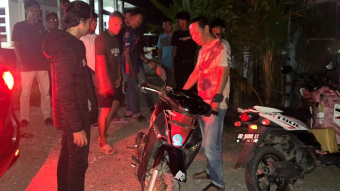Warga mengamankan sepeda motor pelaku pencurian kotak amal masjid di Mamuju.