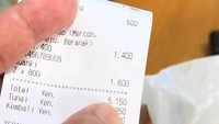 Harga makanan Indonesia itu dibanderol mulai dari 500 yen (Rp 55.566). Dalam videonya, Rizu menghabiskan sekitar 5.150 yen (Rp 572.331) dalam sekali belanja. Foto: TikTok/@rizu.kun