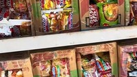 Ini daftar mie instan Indonesia yang ditawarkan oleh Sari Alam. Di antaranya ada merek Sedaap dan Indomie dengan berbagai varian rasa. Foto: TikTok/@rizu.kun