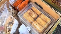 Warung kelontong keliling ini juga membawa banyak makanan siap saji. Ada menu risoles, sosis solo, hingga menu nasi campur. Foto: TikTok/@rizu.kun
