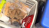 Rempeyek juga ditawarkan di warung kelontong Indonesia keliling itu. Terdiri atas rempeyek yang disajikan dengan kacang hijau, ada juga kreasi rempeyek kacang merah. Foto: TikTok/@rizu.kun