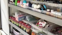 Produk-produk itu tersusun rapi berdasarkan raknya. Tak hanya makanan saja, tapi juga ada produk perawatan tubuh asal Indonesia. Foto: TikTok/@rizu.kun