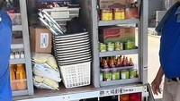 Warung Sari Alam diketahui menawarkan berbagai produk Indonesia yang halal. Terdapat produk instan hingga makanan siap saji dengan menu khas Indonesia. Foto: TikTok/@rizu.kun