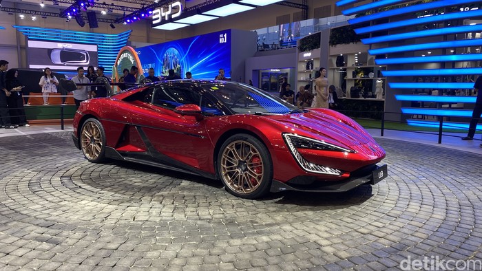 Yangwang U9 dipamerkan di GIIAS 2025.