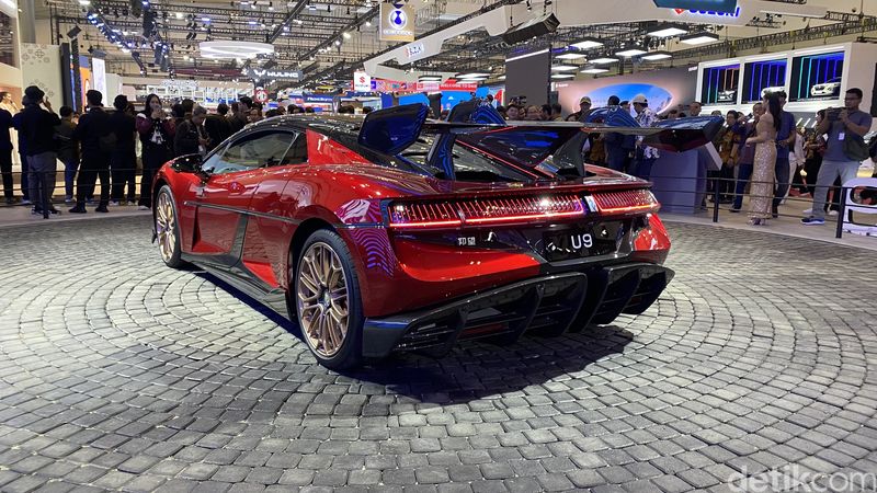 Yangwang U9 dipamerkan di GIIAS 2025.
