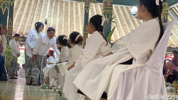 10 anak rambut gimbal dicukur saat perayaan dua abad Kabupaten Wonosobo, Kamis (24/7/2024).