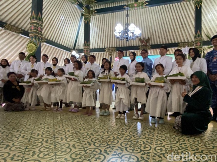 10 anak rambut gimbal dicukur saat perayaan dua abad Kabupaten Wonosobo, Kamis (24/7/2024).