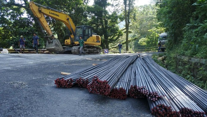 Ada Perbaikan Jalan, Jalur Gunung Gumitir Ditutup Hingga Akhir September Kendaraan melintasi jalur alternatif saat penutupan Jalan Nasional di Gunung Gumitir, Kecamatan Silo, Jember, Jawa Timur, Kamis (24/7/2025). Jalur alternatif tersebut menghubungkan Jember-Banyuwangi sepanjang delapan kilometer berkontur terjal, tikungan tajam dan hanya dilalui untuk pengendara roda dua. ANTARA FOTO/Seno/agr