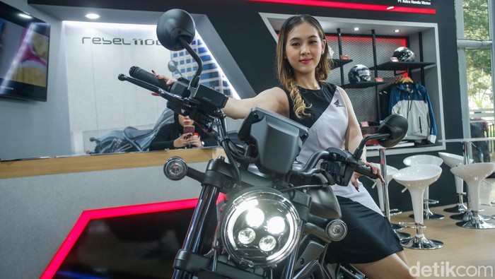 AHM Bawa Rebel 1100 ke GIIAS 2025 Astra Honda Motor (AHM) membawa pembaruan kepada motor Rebel 1100 yang ditampilkan dalam ajang GIIAS 2025 ICE BSD, Tangerang, Kamis (24/7/2025). Ini potretnya.