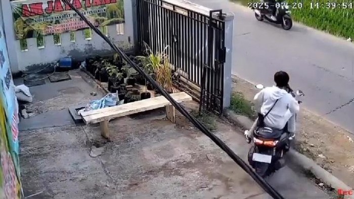 Aksi pelaku mencuri sepeda motor di depan toko pada siang bolong di Bandung