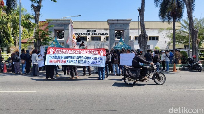Aliansi Rakyat Merdeka mendesak DPRD Sidoarjo untuk menggunakan hak interpelasi kepada Bupati Sidoarjo