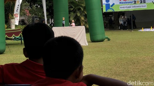 Anak-anak menonton pertunjukan wayang botol pada perayaan Hari Anak Nasional (HAN) di Gedung Sentra Paramita NTB, Kamis (24/7/2025). (M. Zahiruddin/detikBali)