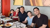 Mereka pun berpose bersama di tengah-tengah momen makan siang. Terlihat menu pasta aglio olio tersaji di meja. Foto: Instagram/@ananghijau